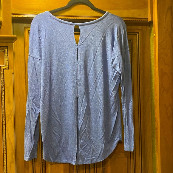 Splendid Long Sleeve T-shirt with cut outs in the back Size Large - Picture 2 of 6